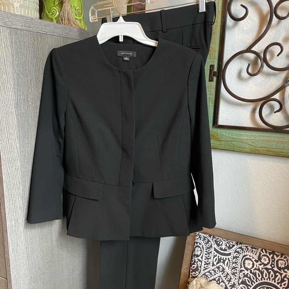 Black 2-piece suit with 2 pockets and a button-up design